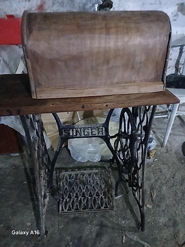 qedim: Məhsul: Singer ayaq pedallı tikiş maşını və taxta stol-qutu komplekti — 1