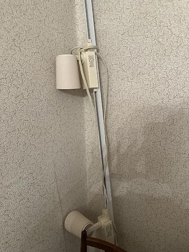 Ağ rəngli rels üzərində hərəkət edən iki başlı halogen/projektor tipli