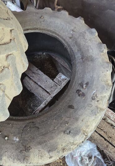 mersedes disk teker: Kənd təsərrüfatı texnikası üçün iri ölçülü traktor şinləri. - — 2