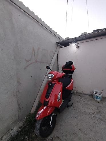 on faralar: Qırmızı skuter – şəhər içi rahat və iqtisadi nəqliyyat - Rəng: parlaq — 2