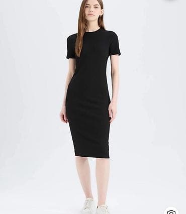 Qadınlar üçün qara trikotaj midi don - Dizayn: sadə və zərif siluet — 2