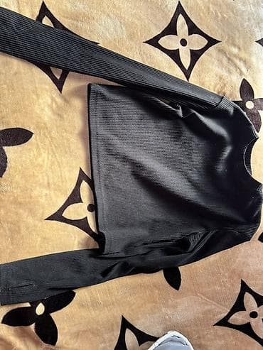 dəri pencek: Qara rəngli qadın köynəyi/sviteri - Model: Uzunqollu, dar kəsim — 2