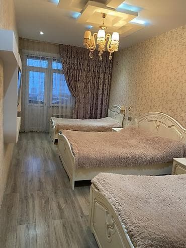 carpayı divan: Təsvir: - Zal: Zərif kristal çilçıraq, dairəvi-naxışlı alçıpan tavan — 4