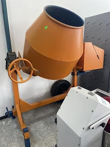 Bu narıncı rəngli portativ betonqarışdıran tikinti işləri üçün nəzərdə