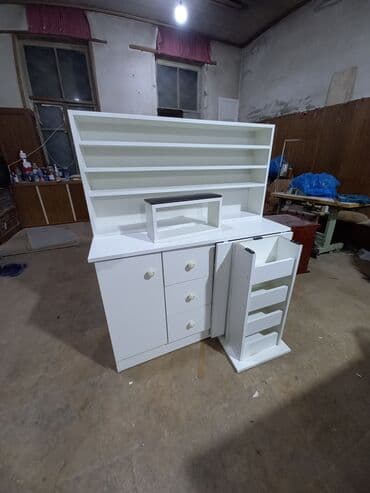 Yeni, Makiyaj üçün masa, Güzgüsüz