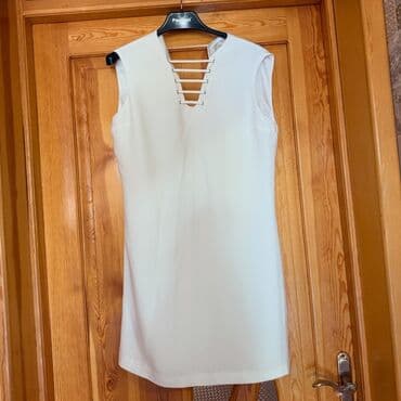 Ağ rəngli, qolsuz mini don. Ön hissədə V-kəsim dekolte və metal lalafo.az -da Ağ rəngli, qolsuz mini don. Ön hissədə V-kəsim dekolte və metal