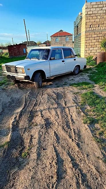 uaz 469 ucuz tap: VAZ 2107 “Jiquli” sedan - Kuzov: 4 qapılı, ağ rəng. Klassik künc fara — 2