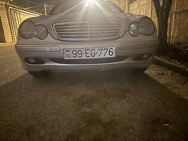 ilkin odənişsiz avtomobil: Mercedes-Benz C-Class sedan (W203) – ön görünüşlü gümüşü rəng — 1