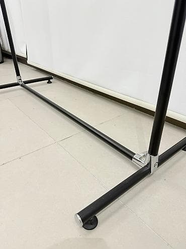 Metal geyim asqısı stendi . Ölçü 1.50×1.50 - — 3