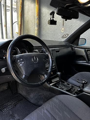 toyota rav 4: Mercedes-Benz E-Class: 2 l | 1997 il Sedan — 6