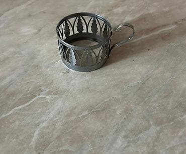 Metaldan hazırlanmış fincan altlığı (fincan tutacağı). - Material