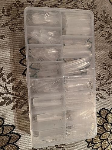 sade dırnaq bezekleri: Manikür üçün şəffaf süni dırnaq tipsləri dəsti. Dəst plastik bölməli — 2