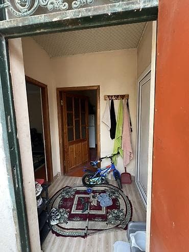 сад: 2 sotun içərisindədir, hasarı, darvazası var. Ev kubiklə tikilib, əsas — 7