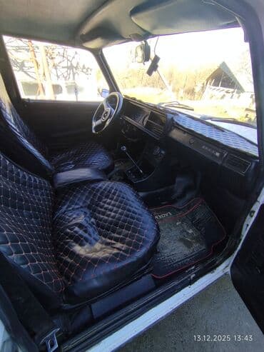 vaz 21 09: VAZ 2107, ağ rəngli sedan Texniki xüsusiyyətlər: - Ban növü: 4 qapılı — 10