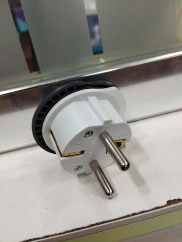 Rozetkalar: Marken universal səyahət adapteri. Bu adapter müxtəlif növ elektrik — 2
