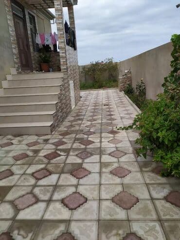 2 saatliq kiraye ev: Satılır: Həyət evi - Planlama: Geniş dəhliz, iki yataq otağı, mətbəx — 4