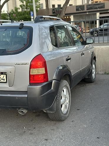 Hyundai Tucson: 2 л | 2005 г. Кроссовер — 10