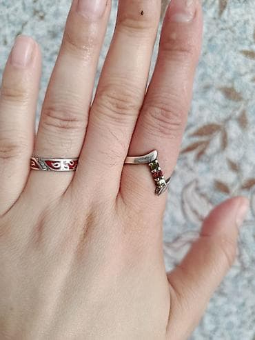 Gümüş üzük dəsti - Material: gümüş rəngli metal (şəklin əsasında). - — 2