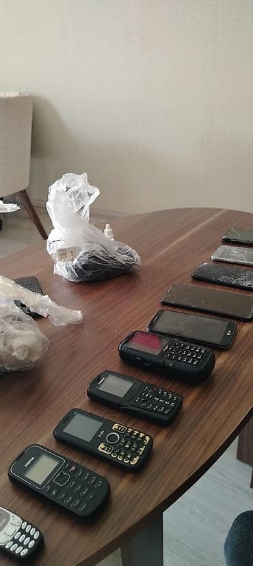 telefon alan yerler: Köhnə modellərdən ibarət qarışıq mobil telefon dəsti Tərkib: - 6 ədəd — 1