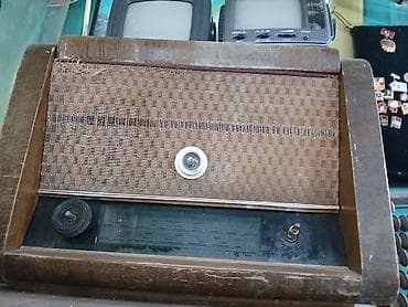 Köhnə tip masaüstü radiopriyomnik - Korpus: taxta çərçivə, ön hissədə