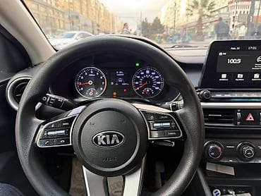 kia forte turbo: Kia Forte sedan – zərif qara rəngdə, 4 qapılı şəhər avtomobili — 5