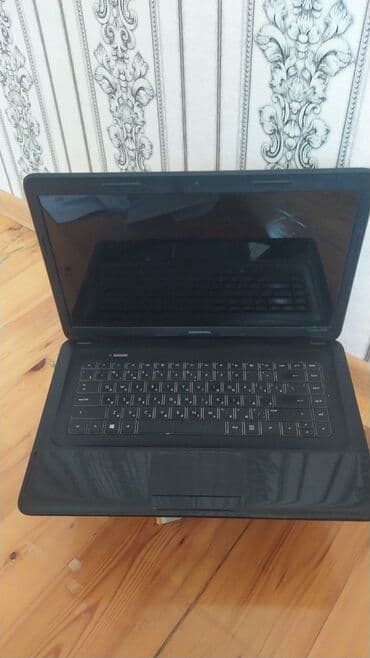 Compaq noutbuk Xüsusiyyətlər: - Ekran: 15.6" (parlaq örtüklü), üst