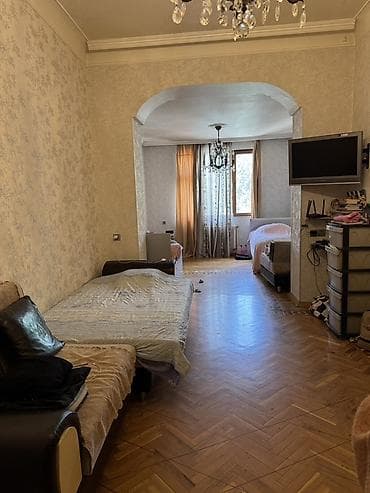 Kirayə üçün geniş və işıqlı 2 otaqlı mənzil. Xüsusiyyətlər: - Zal və
