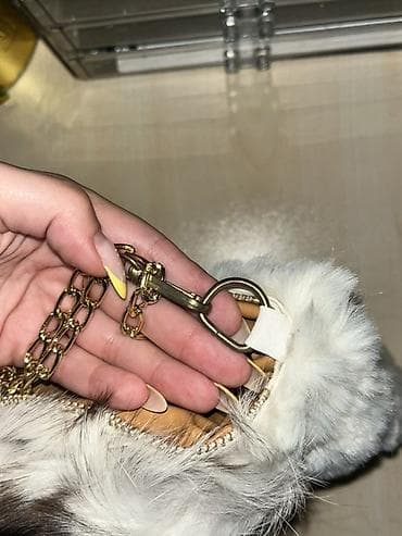 cantalar: Xəz detallı çiyin çantası - Material: ağ rəngli yumşaq süni xəz, ön — 3