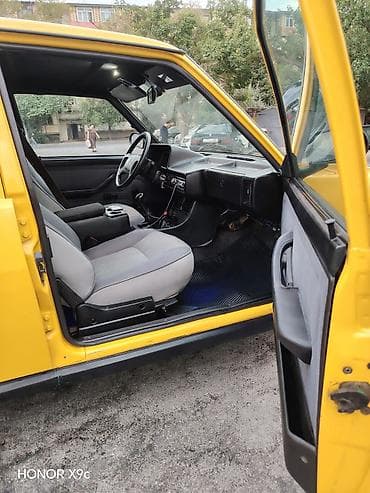 avto servis: Satılır: Sarı-qara rəng sxemli sedan/hetçbek tipli minik avtomobili — 4