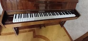 Qarmonlar: Bu, klassik dizaynlı, qəhvəyi rəngli taxta şaquli pianodur.Yaxşı — 3