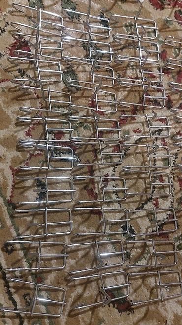 Mağaza avadanlığı: Dəlikli lövhələr üçün nəzərdə tutulmuş metal asqılar. Bu asqılar — 3