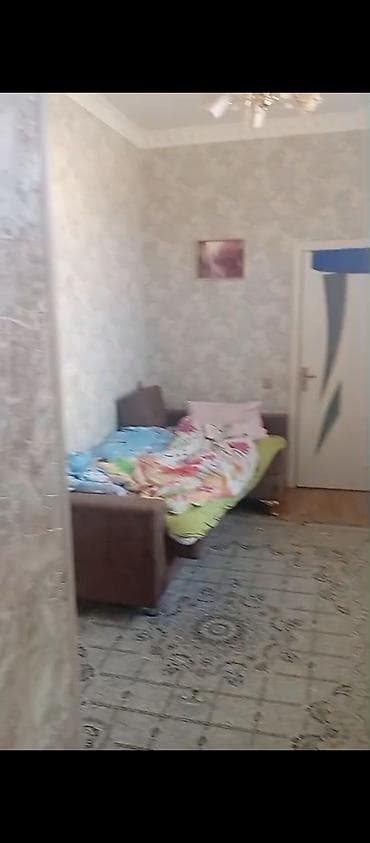 qobu yolunda ev: Qubanın mərkəzində vaqif küçəsində 1 həyətdə 2 ev satılır — 1