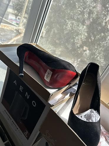 Qadın platformalı yüksək daban ayaqqabı - Rəng: qara - Material: süet