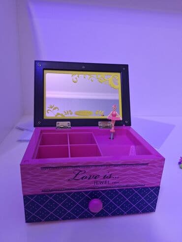 Musiqili zinət əşyası qutusu.Heç bir qüsuru yoxdur