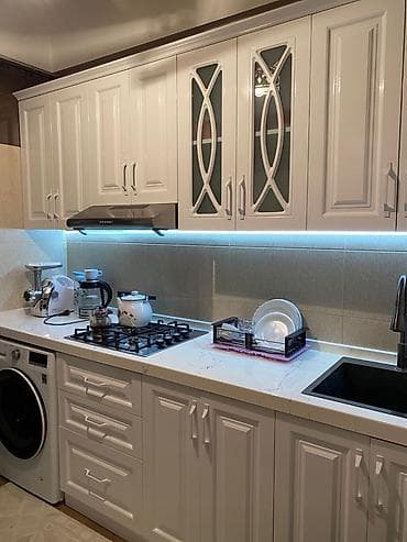 Sifarişlə ofis mebeli: Mətbəx mebeli tecili satılır.5 ay istifade olunub.Aspirator,qaz — 1