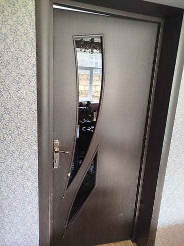 ev pencereleri: Qapı – daxili otaq qapısı - Material: tünd rəngli MDF/laminat örtüklü — 3