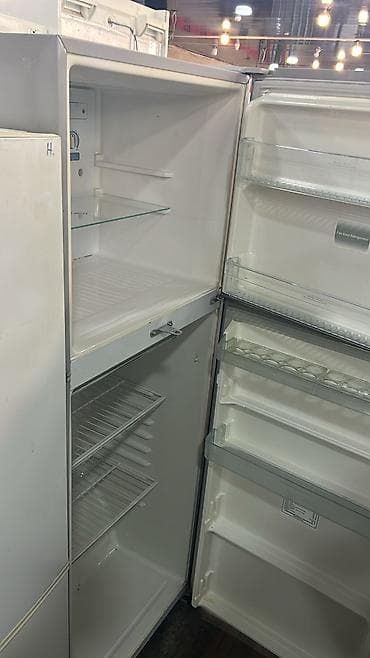 İki qapılı soyuducu - Üst hissədə dondurucu bölmə, alt hissədə əsas