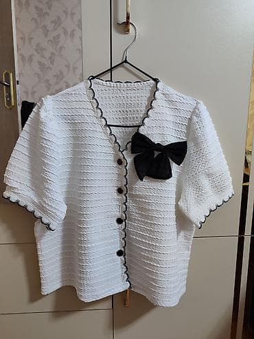 Ağ qadın bluzası – qısaqol, V-yaxa, düyməli model. Teksturalı (vafli) — 1