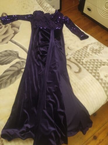 Geyim cox yaxşı vəziyyətdədir,Bənövşəyi rəngdə zərli axşam/libas. Üst