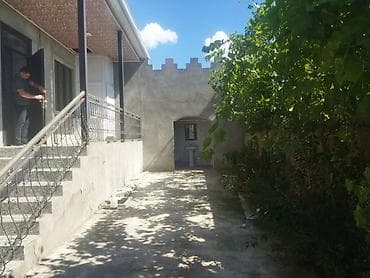 hovsan kupcali heyet evi: Bağ evi/həyətyanı sahə - Geniş həyət: yaşıllıq, ağaclar və dekorativ — 3