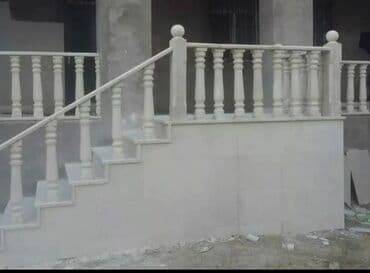 балясины из камня: Ağ rəngli, müxtəlif formalı və ölçülü dəmir-beton sütunlar. Bu — 3