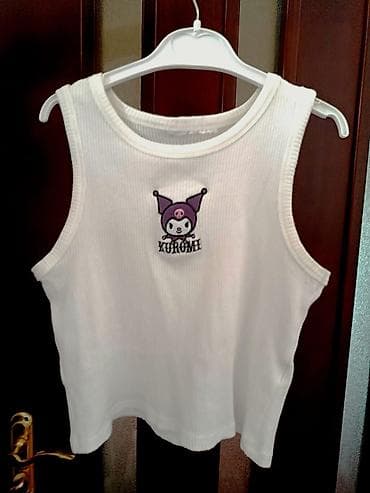 rezin bot: Ağ rəngli qolsuz crop-top. Ön hissədə bənövşəyi “KUROMI” yazısı var — 1