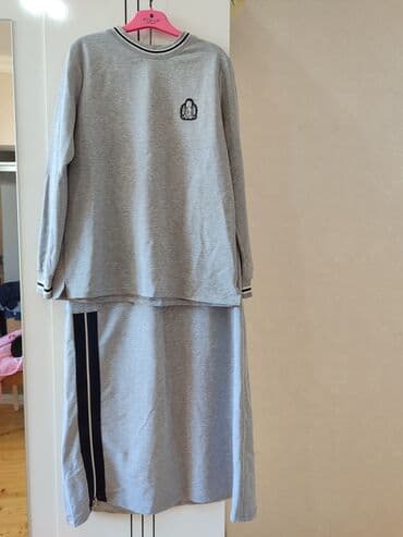 Uzunqol köynək və yubkadan ibarət sport dəst. Səliqəli yeni kimidir az