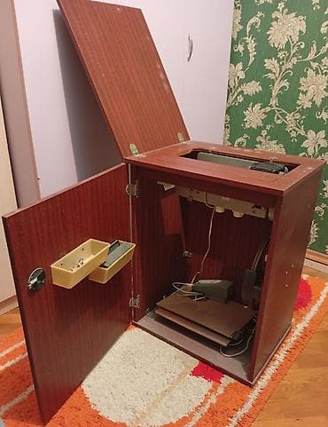 İncəsənət və kolleksiyalar: Qədim tikış maşını və qatlanan şkaf-masa dəsti - Tip: Elektrik — 2