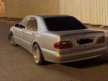 Mercedes-Benz E-Class: 2.2 l | 2000 il Sedan — 10