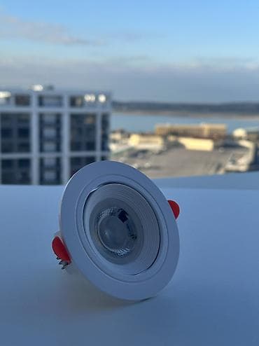 Spot. İçərisi hərəkətli olan, lampası dəyişə bilən bu spotlar anbardan