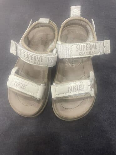 yazı formaları: Uşaq sandaleti - Rəng: bej/xaki tonlarında, ağ detal və yazılarla - — 2