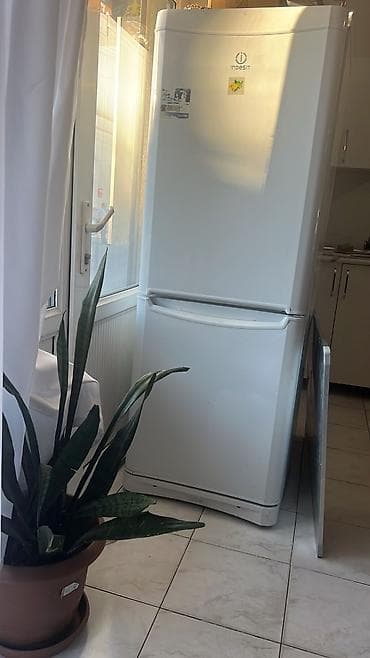 qapi zvanoku: Indesit iki qapılı soyuducu - Aşağıda dondurucu bölmə, yuxarıda — 4