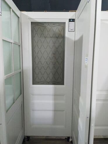 otaq qapıları taxta qapilar: Ağ rəngli, şüşəli daxili qapı. Dördbucaq formalı şüşə panelləri var — 2