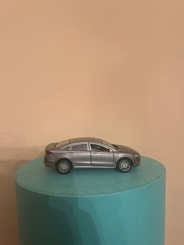 Metal korpuslu, realistik detallara malik sedan tipli miniatür — 5